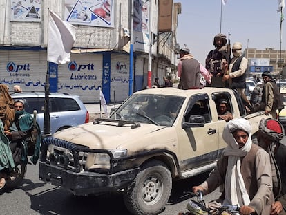 Combatientes talibanes a bordo de una camioneta, el 13 de agosto en Kandahar.