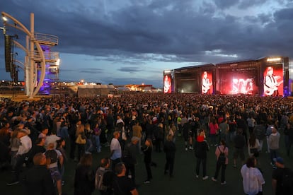 Asistentes al concierto de Depeche Mode durante el Primavera Sound celebrado en Arganda del Rey, Madrid, en 2023.