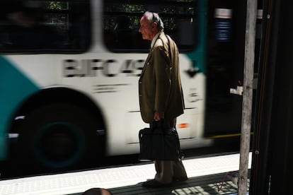 ley de 40 horas. Un trabajador en Santiago de Chile