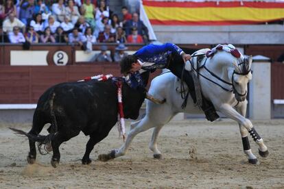 El rejoneador Pablo Hermoso de Mendoza, en su primera faena de la tarde.