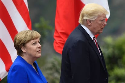El presidente de EE UU, Donald Trump y la canciller alemana, Angela Merkel, a su llegada a la cumbre de jefes de Estado y de Gobierno del G7 en Taormina  el viernes. 