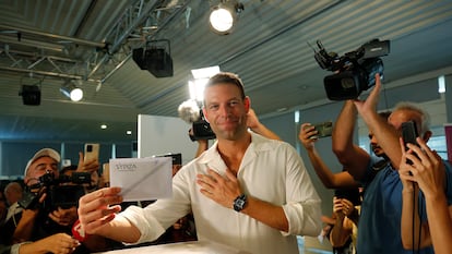 El nuevo líder de Syriza, Estéfanos Kaselakis, vota en Atenas este domingo en las primarias del partido de la izquierda griega.