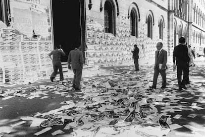 Una calle de Barcelona plagada de propaganda electoral en las paredes y el suelo, la v&iacute;spera de las elecciones de 1977. 