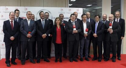 La vicepresidenta del Gobierno, Soraya Sáenz de Santamaría, junto a los presidentes de las entidades sociales homenajedas por la agencia de noticias Servimedia.