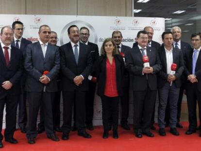 La vicepresidenta del Gobierno, Soraya S&aacute;enz de Santamar&iacute;a, junto a los presidentes de las entidades sociales homenajedas por la agencia de noticias Servimedia.