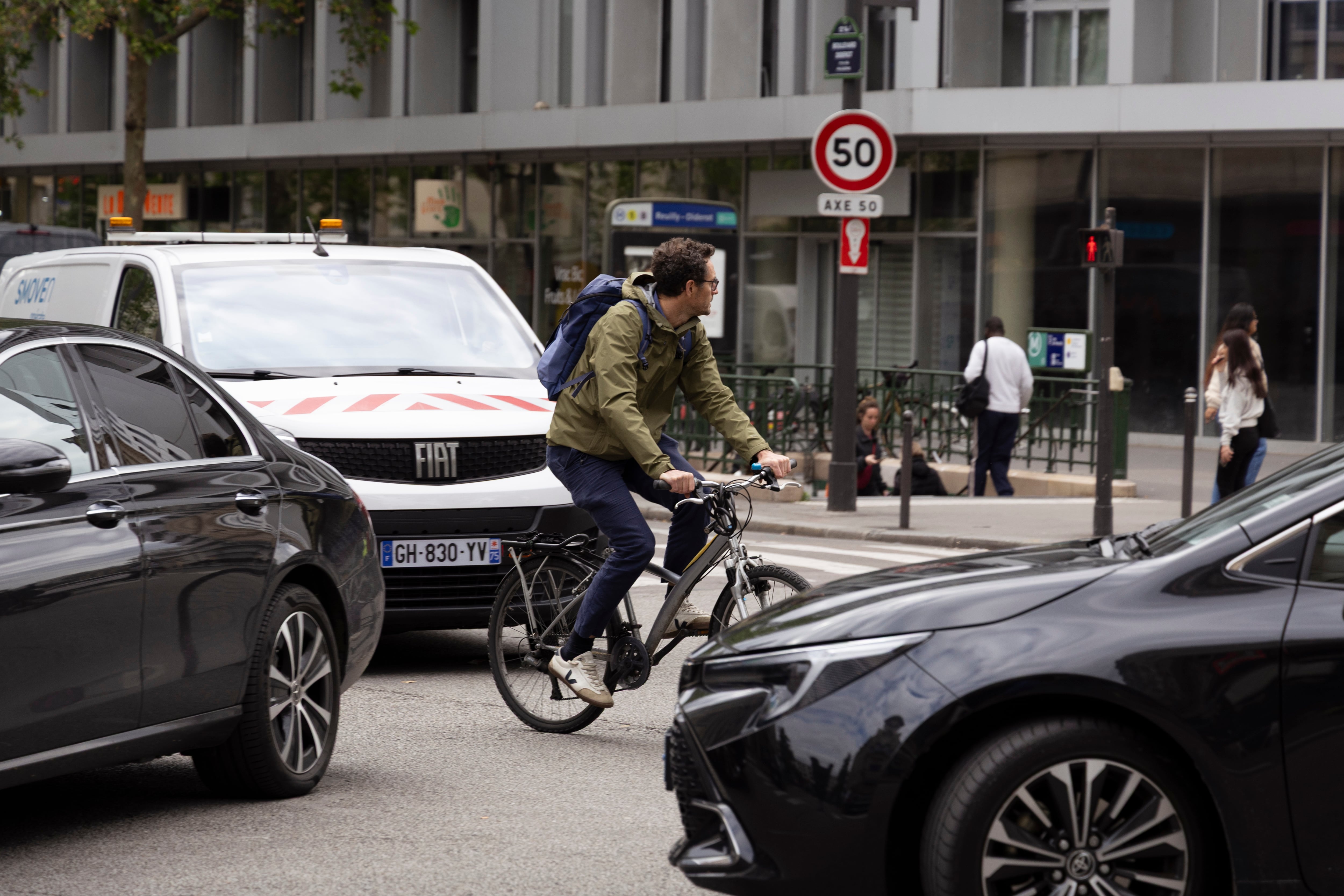 Cruce en el centro de la capital francesa, donde la convivencia entre bicicletas y coches sigue siendo un reto, como en otras muchas zonas de París.