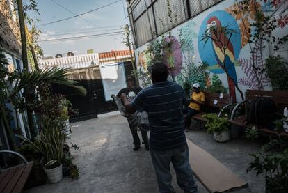 Dos hombres preparan su viaje hacia el norte en el refugio de migrantes de Guadalajara. En Guadalajara el tren pasa por la noche, pero como no hay un horario fijo de tránsito la gente se prepara antes del atardecer. 
