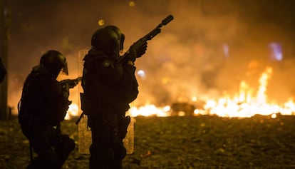 Dos policías con escopetas de disparar pelotas de goma, durante los graves altercados registrados en Barcelona tras conocerse la sentencia del 'procés', en octubre de 2019.