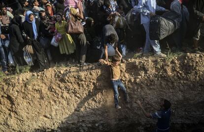 Un importante grupo de refugiados derribó la valla en un punto cercano pero no pudo cruzar el foso fronterizo y se desplazó hacia un campo de minas.