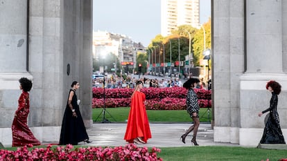 Modelos desfilando en la Puerta de Alcalá.