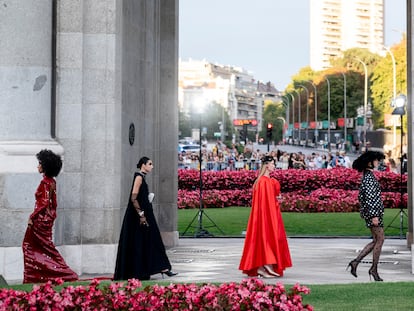 Modelos desfilando en la Puerta de Alcalá.