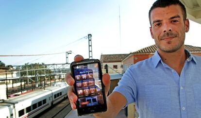 Miquel Rubio, que recoge firmas contra una aplicaci&oacute;n de Ferrocarrils, ayer en la estaci&oacute;n de Sagunto (Valencia).