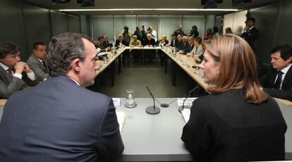 El secretario de Estado de Seguridad y la Delegada del Gobierno en la reuni&oacute;n de este jueves con agricultores y fuerzas de seguridad.