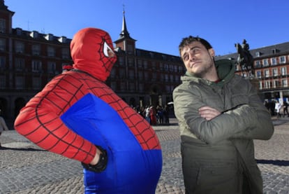 Peris Romano, director del corto documental<i> Llámame Parker,</i> con su protagonista, el Spiderman de la Plaza Mayor.