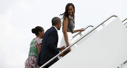 Malia Obama, seguida de sus padres, rumbo a sus vacaciones.