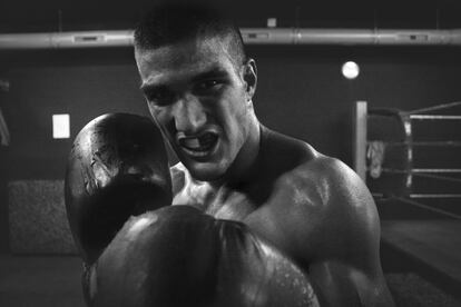 Las peleas se hacen en la chatarrería o en el gimnasio de Javier, por lo que no ocupa espacio público alguno.