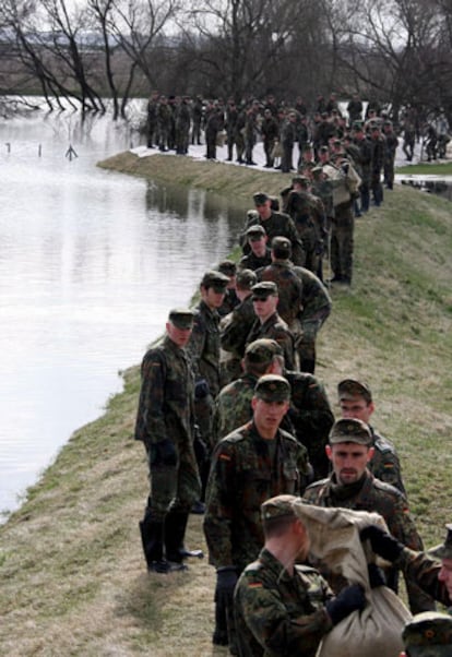 En la Baja Austria se han desplegado 500 militares y 750 bomberos, con el apoyo de seis helicópteros Blackhawk para intentar reforzar presas y diques. Además, dos personas mayores que se aventuraron ayer en un bote de remos en el río March, junto a la frontera con Eslovaquia, están desaparecidos.