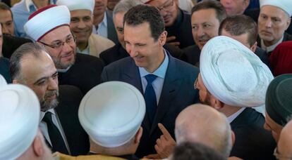 El presidente sirio, Bachar el Asad, durante la celebración del Eid al Adha, en una mezquita de Damasco, el pasado 21 de agosto.