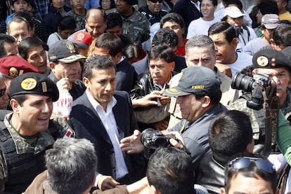 El presidente de Perú, Ollanta Humala, visita el pasado agosto el área destruida por un terremoto en Pisco hace cuatro años.