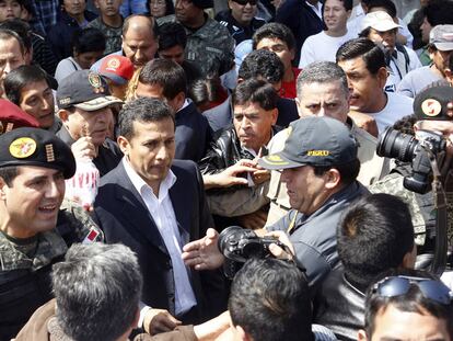 El presidente de Perú, Ollanta Humala, visita el pasado agosto el área destruida por un terremoto en Pisco hace cuatro años.