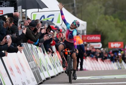 Kasia Niewiadoma gana en el Muro de Huy.