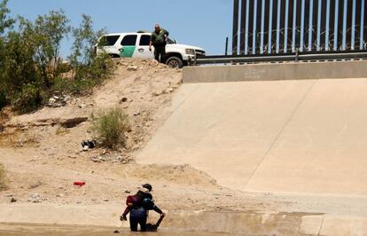 Un migrante centroamericano con una niña cruza el Río Bravo en Ciudad Juárez, Estado de Chihuahua, México, el 12 de junio de 2019, antes de encontrarse con agentes de la Patrulla Fronteriza de Estados Unidos.