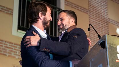 El candidato de Vox a la Presidencia de la Junta, Juan García-Gallardo, y el presidente nacional de Vox, Santiago Abascal, se abrazaban la noche electoral en Valladolid, Castilla y León, el 12 de febrero de 2022. 