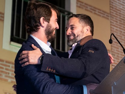 El líder de Vox, Santiago Abascal, a la derecha, abraza al vicepresidente de Castilla y León, Juan García-Gallardo, de su partido, el pasado viernes en Valladolid.