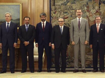 El Rey con la comisión ejecutiva de la Asociación de Medios de Información (AMI).