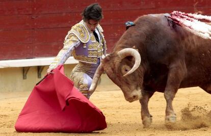 El diestro francés Sebastián Castella da un pase a uno de sus astados en la corrida de la Feria de la Magdalena de Castellón.