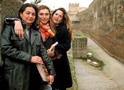 De izquierda a derecha, Mari Carmen Silva, Micaela Carrillo y Carmen Macías, ayer, en Sevilla.