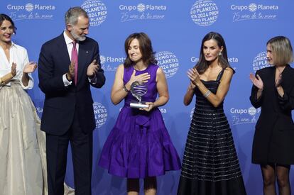 Paloma Sánchez-Garnica, en el centro, con el trofeo del Planeta en la mano, acompañada por los reyes Felipe y Letizia, por la finalista Beatriz Serrano (derecha) y Esther Vaquero (izquierda), presentadora del Premio Planeta 2024.