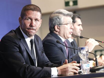 Simeone, durante su presentación como técnico del Atlético junto al presidente Cerezo y el director deportivo Caminero.