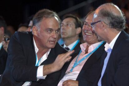 Esteban González Pons, Pío García Escudero y Cristóbal Montoro, durante la convención.