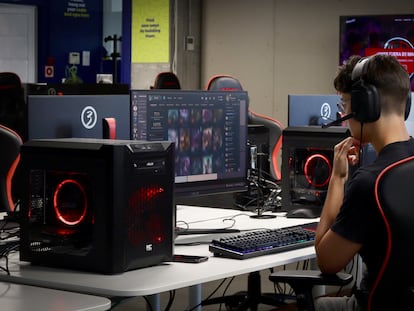 Un adolescente recibe clases de eSports en la academia e-Squad Academy en el barrio de Canillejas de Madrid.