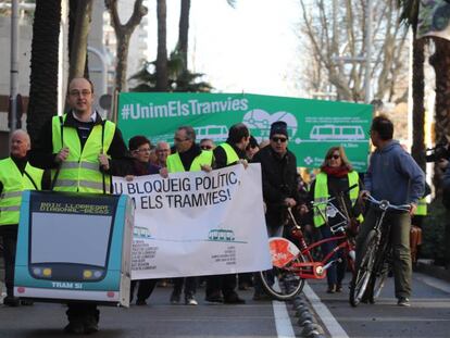 Un manifestante disfrazado de tranv&iacute;a encabeza la marcha