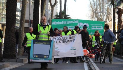 Un manifestante disfrazado de tranv&iacute;a encabeza la marcha