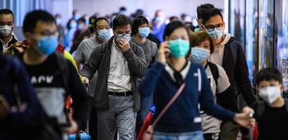 Pasajeros en la estación Lo Wu MTR en Hong Kong