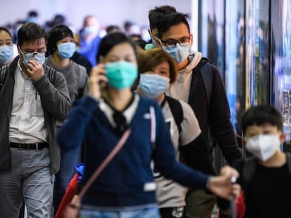 Pasajeros en la estación Lo Wu MTR  en Hong Kong