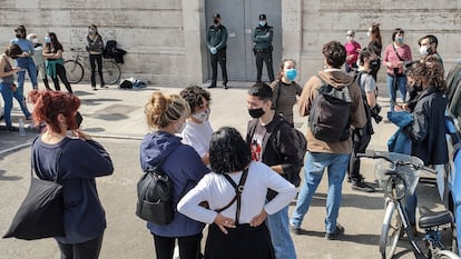 Jóvenes en las inmediaciones de la sede de la Delegación del Gobierno de Valencia, ocupada por un grupo de 20 militantes feministas que protestan por las sanciones impuestas por la policía el 8-M de 2018 y de 2019.