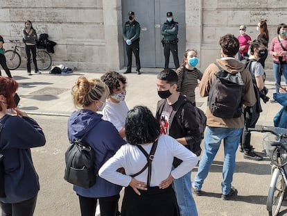 Jóvenes en las inmediaciones de la sede de la Delegación del Gobierno de Valencia, ocupada por un grupo de 20 militantes feministas que protestan por las sanciones impuestas por la policía el 8-M de 2018 y de 2019.