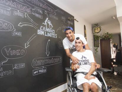 Los hermanos Oliver y Juan Luis Marfil Fernandez, en Granada.