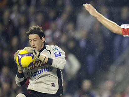 Sergio detiene el balón presionado por Gabilondo.