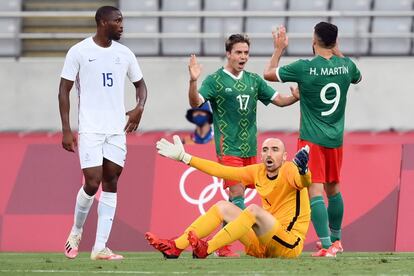 Córdova celebra el segundo gol del Tri mientras el portero galo Paul Bernardoni se lamenta en el suelo.