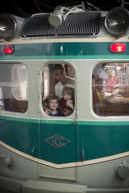 Una de las màquines del tren de Sarrià dels quaranta, les granotes pel color verd i els llums a dalt, el passat dia 8.