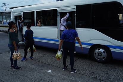 Vendedores ambulantes de la Avenida Independencia ofrecen sus productos en el transporte público de la capital, cerca del mmercado La Tiendona, el 10 de noviembre de 2022. Foto: Víctor Peña.