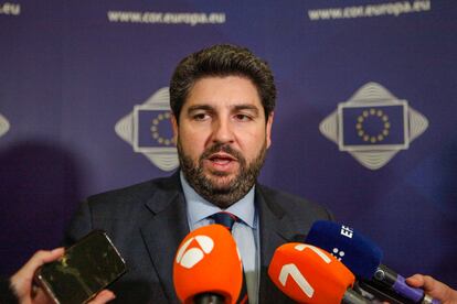 El presidente de la Región de Murcia, Fernando López Miras, durante una declaración a los medios previa al debate del Comité Europeo de las Regiones celebrado este miércoles en Bruselas (Bélgica).