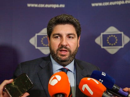 El presidente de la Región de Murcia, Fernando López Miras, durante una declaración a los medios previa al debate del Comité Europeo de las Regiones celebrado este miércoles en Bruselas (Bélgica).