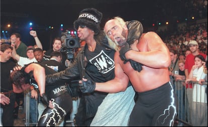 El basquetbolista Dennis Rodman y Hulk Hogan en el evento de la World Championship Wrestling, en Carolina del Sur, el 16 de marzo de 1997.