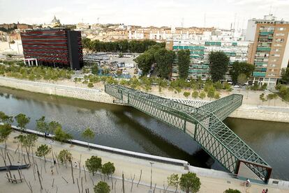 La pasarela con forma de &#39;Y&#39; que une las dos orillas del Manzanares frente al estadio Vicente Calderón.